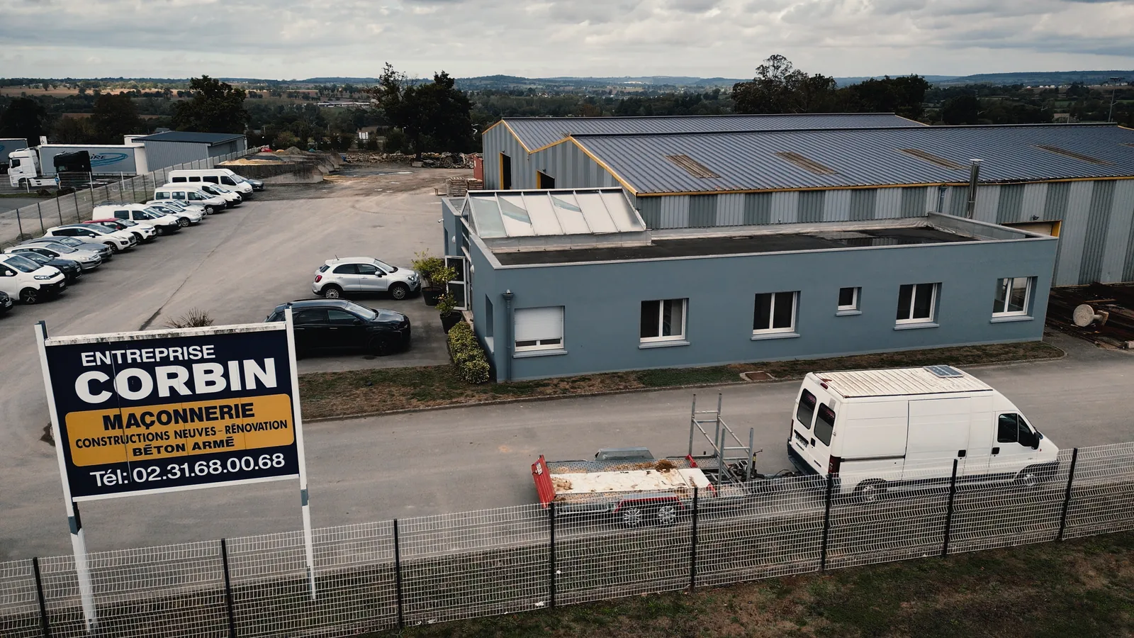 Vue du ciel basse des bureaux et du hangar de l’Entreprise Corbin Maçonnerie.