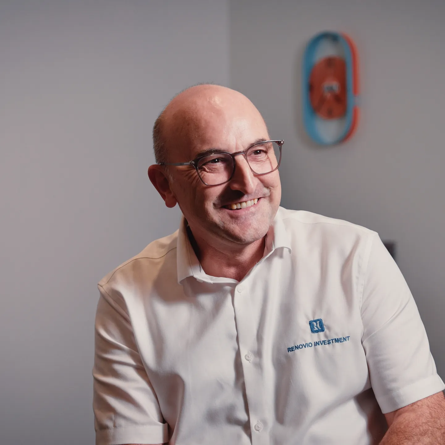 Mickaël Savary, souriant, dans les bureaux de Renovio Normandie.